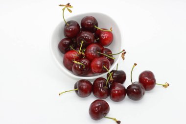 Beyaz arkaplanda kırmızı kiraz