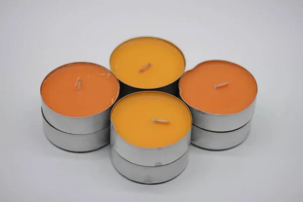 Amarelo Laranja Velas Perfumadas Fundo Branco — Fotografia de Stock