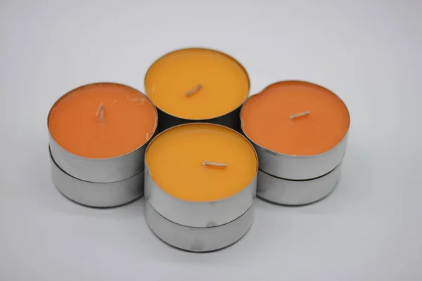 白色背景上的黄色和橙色香味蜡烛 — 图库照片