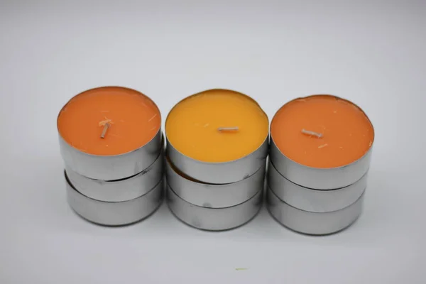 Amarelo Laranja Velas Perfumadas Fundo Branco — Fotografia de Stock