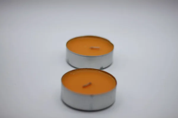 白色背景的橙色香味蜡烛 — 图库照片