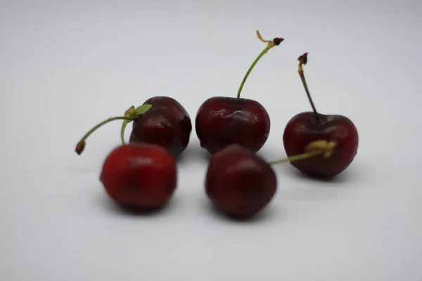 Rote Kirschen Auf Weißem Hintergrund — Stockfoto