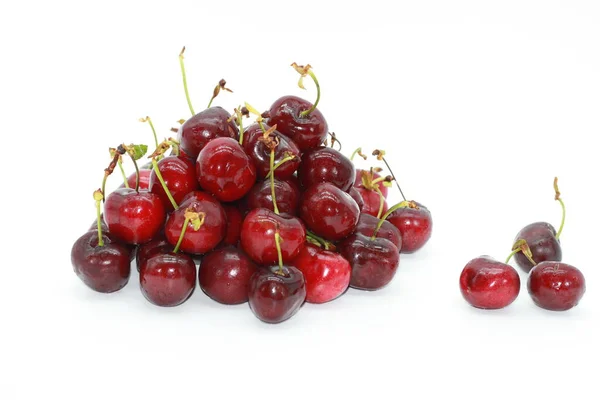 Cerezas Rojas Sobre Fondo Blanco —  Fotos de Stock