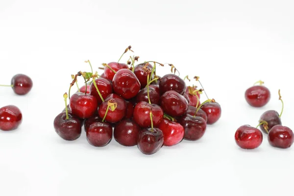 Cerezas Rojas Sobre Fondo Blanco —  Fotos de Stock