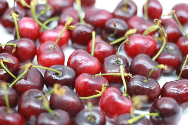 Rote Kirschen Auf Weißem Hintergrund — Stockfoto