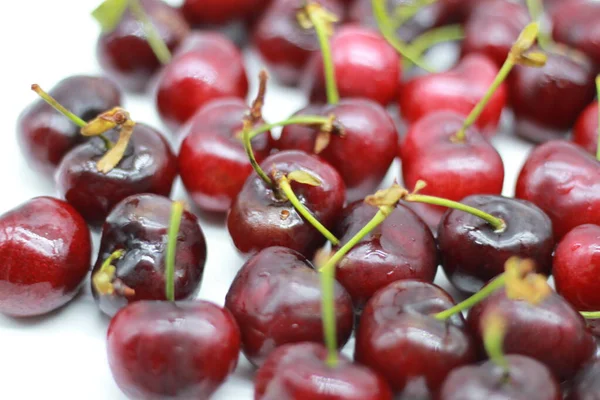 Rote Kirschen Auf Weißem Hintergrund — Stockfoto