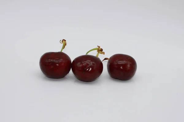 Cerises Rouges Sur Fond Blanc — Photo