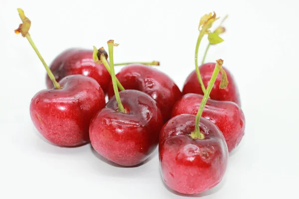 Rote Kirschen Auf Weißem Hintergrund — Stockfoto