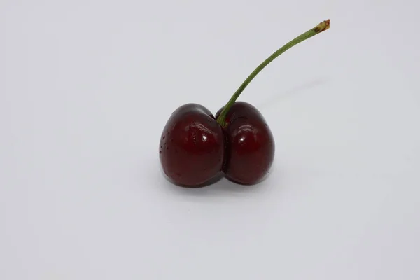 白色底色的红樱桃 — 图库照片