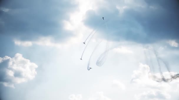 Fyra stridsflygplan i den blå himlen. En allmän plan. Aerobatiska figurer. Flyguppvisning. 10 sekunder — Stockvideo
