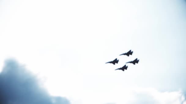 Cuatro aviones de combate en el cielo azul. Un plan general. Figuras acrobáticas. Airshow. 13 segundos — Vídeo de stock