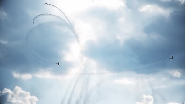 Vier Kampfjets am blauen Himmel. einen allgemeinen Plan. Kunstflugfiguren. Flugshow. 10 Sekunden — Stockvideo