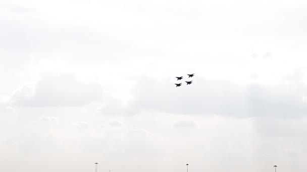 Mavi gökyüzünde dört savaş uçağı. Genel bir plan. Aerobatik figürler. Hava gösterisi. 11 saniye. — Stok video