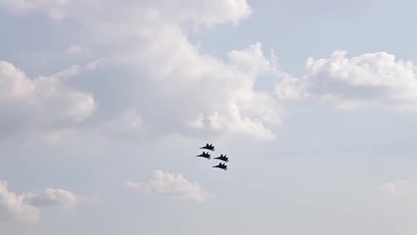 Vier straaljagers in de blauwe lucht. Een algemeen plan. Aerobatische figuren. Luchtshow. 11 seconden — Stockvideo