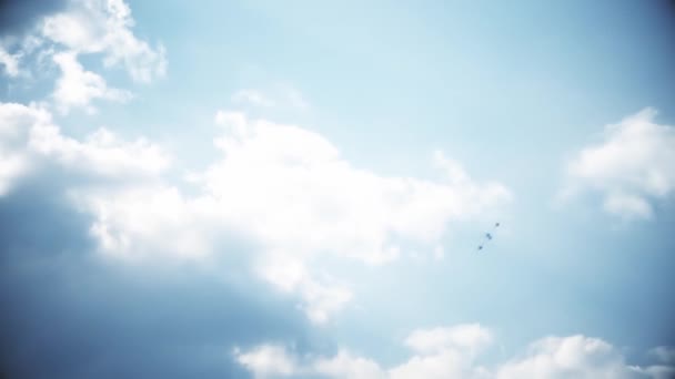 Cuatro aviones de combate en el cielo azul. Un plan general. Figuras acrobáticas. Airshow. 13 segundos — Vídeo de stock