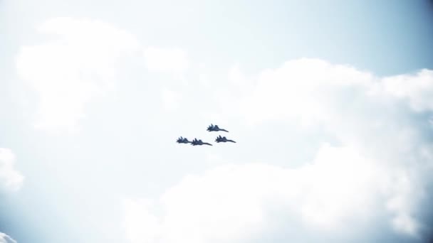 Vier straaljagers in de blauwe lucht. Een algemeen plan. Aerobatische figuren. Luchtshow. 14 seconden — Stockvideo