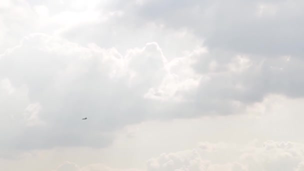 Один истребитель летит в голубом небе. Общий план. Аэробатические фигуры. Авиашоу. 8 сек. — стоковое видео