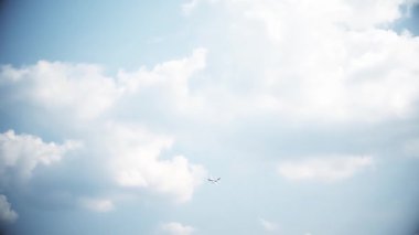 Mavi gökyüzündeki büyük yolcu uçağı. Kalkıyoruz. Genel bir plan. Aerobatik figürler. Hava gösterisi. 28 saniye.