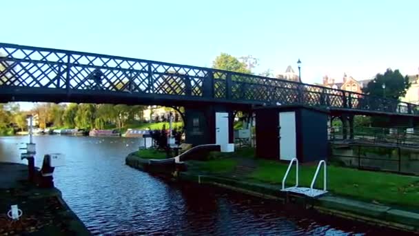 Cambridge, Cambridgeshire İngiltere - 12 Kasım 2020: Eski şehir. Bir park. Cambridge Nehri Köprüsü. Mavi gökyüzü. Güneşli hava. — Stok video