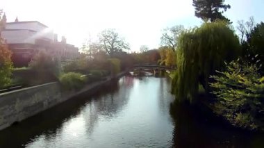 Cambridge, Cambridgeshire İngiltere - 12 Kasım 2020: Eski şehir. Bir park. Cambridge Nehri Köprüsü. Mavi gökyüzü. Güneşli hava.