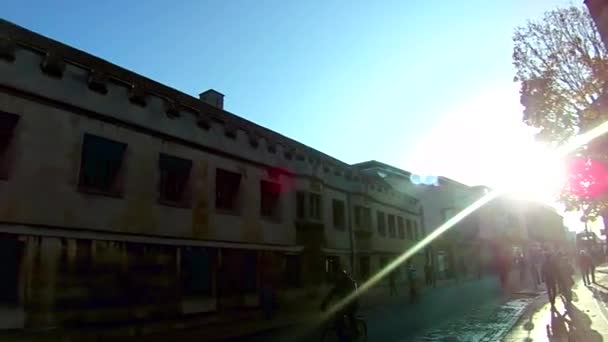 Cambridge, Cambridgeshire England - 12. November 2020: Altstadt. Viktorianische Häuser. Cambridge-Häuser. Die Straßen von Cambridge. Blauer Himmel. Sonnenscheindauer. — Stockvideo