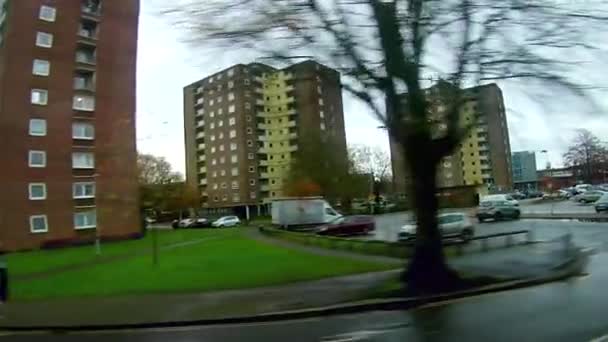 Sheffield, Anglie - 12. listopadu 2020: Staré město. Viktoriánské domy. Domy v Cambridge. Ulice Cambridge. Modrá obloha. Slunečné počasí. — Stock video
