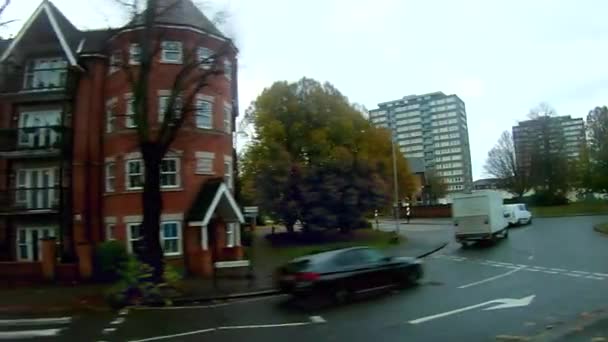 Sheffield, Engeland - 12 nov 2020: Oude stad. Victoriaanse huizen. Cambridge huizen. De straten van Cambridge. Blauwe lucht. Zonnig weer. — Stockvideo