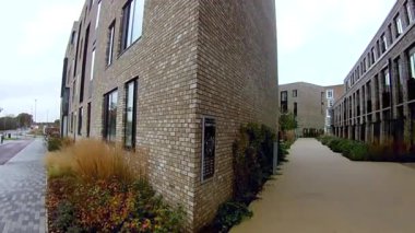 Cambridge, Cambridgeshire İngiltere - 14 Kasım 2020: Eski şehir. Viktorya dönemi evleri. Cambridge evleri. Cambridge sokaklarında. Hava bulutlu. Güneşli değil