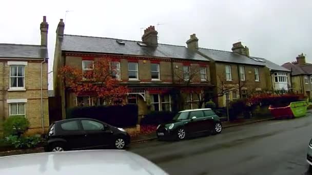 Cambridge, Cambridgeshire İngiltere - 14 Kasım 2020: Eski şehir. Viktorya dönemi evleri. Cambridge evleri. Cambridge sokaklarında. Hava bulutlu. Güneşli değil — Stok video