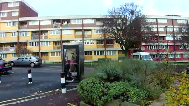 SHEFFIELD, ENGLAND - NOV 18 2020: Cidade velha. Casas vitorianas. Casas de Sheffield. As ruas de Sheffield. Céu azul. Tempo ensolarado . — Vídeo de Stock