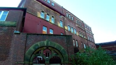 Sheffield, İngiltere - 18 Kasım 2020: Eski şehir. Viktorya dönemi evleri. Sheffield evleri. Sheffield sokakları. Mavi gökyüzü. Güneşli hava.