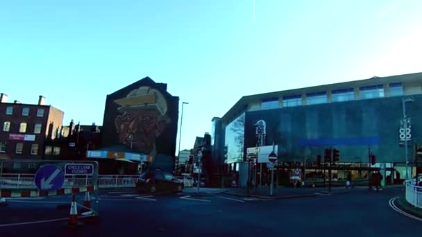 Sheffield, İngiltere - 18 Kasım 2020: Eski şehir. Viktorya dönemi evleri. Sheffield evleri. Sheffield sokakları. Mavi gökyüzü. Güneşli hava. — Stok video