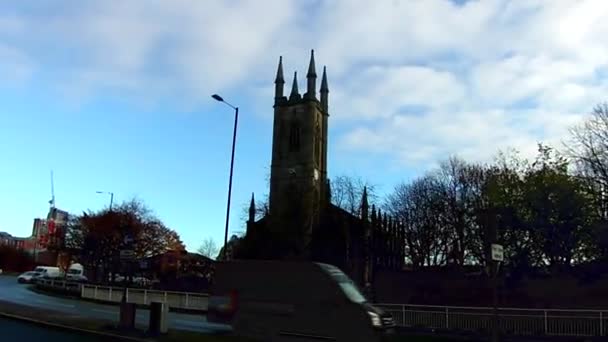 SHEFFIELD, ENGLAND - NOV 18 2020: Catedral de Sheffield. Cidade velha. Casas vitorianas. Casas de Sheffield. As ruas de Sheffield. Céu azul. Tempo ensolarado . — Vídeo de Stock