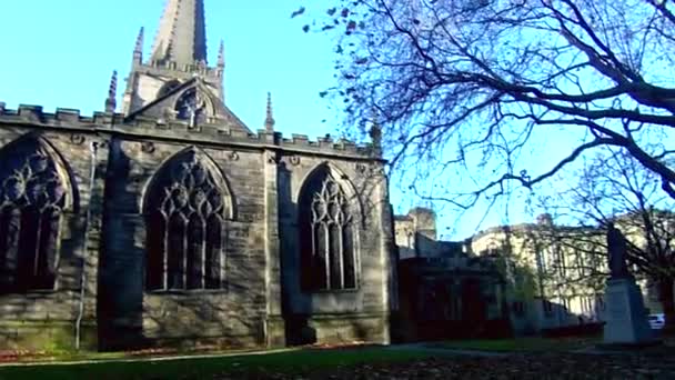 SHEFFIELD, ENGLAND - NOV 18 2020: Catedral de Sheffield. Cidade velha. Casas vitorianas. Casas de Sheffield. As ruas de Sheffield. Céu azul. Tempo ensolarado . — Vídeo de Stock