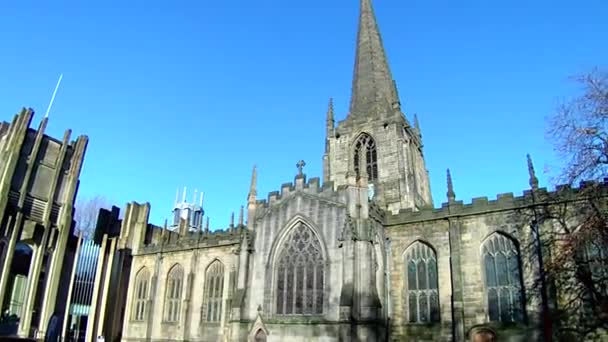 Sheffield, England - 18. November 2020: Kathedrale von Sheffield. Altstadt. Viktorianische Häuser. Sheffields Häuser. Die Straßen von Sheffield. Blauer Himmel. Sonnenscheindauer. — Stockvideo