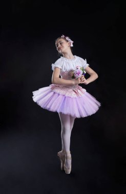 Balerin siyah siyah bir dans ediyor 