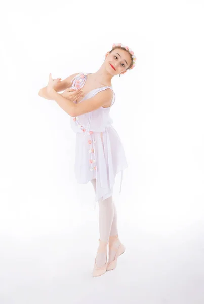 Bailarina está bailando en un blanco — Foto de Stock