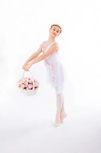 Bailarina está bailando en un blanco — Foto de Stock