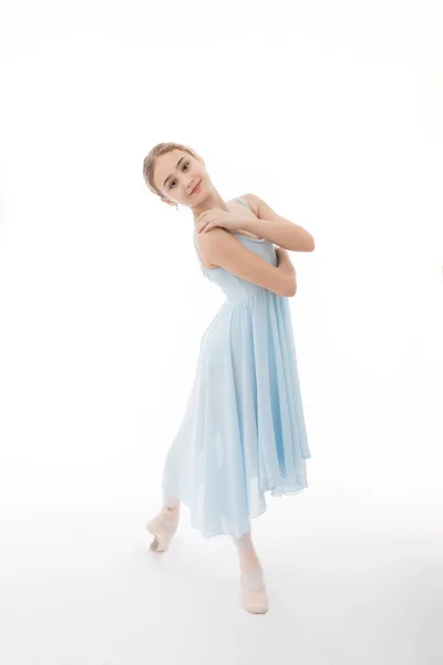 Bailarina está bailando en un blanco — Foto de Stock
