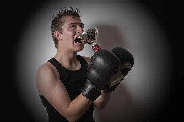 Boxeador sosteniendo una taza en sus manos —  Fotos de Stock