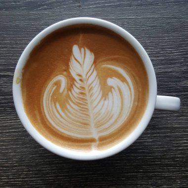 Latte sanat kahve bir fincan Üstten Görünüm.