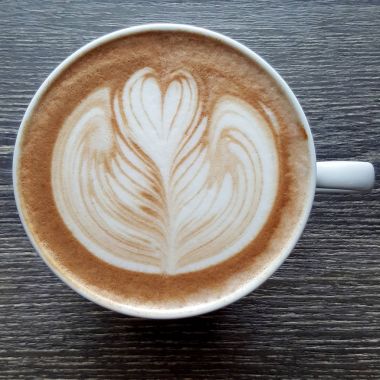 Latte sanat kahve bir fincan Üstten Görünüm.