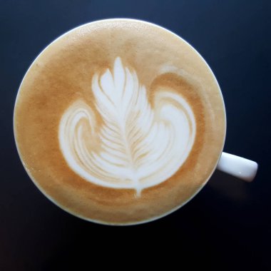 Latte sanat kahve bir fincan Üstten Görünüm.