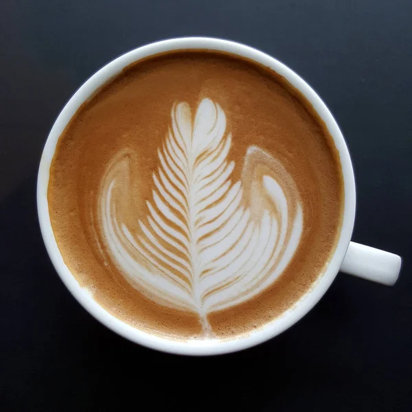 Pemandangan atas cangkir kopi seni latte — Stok Foto