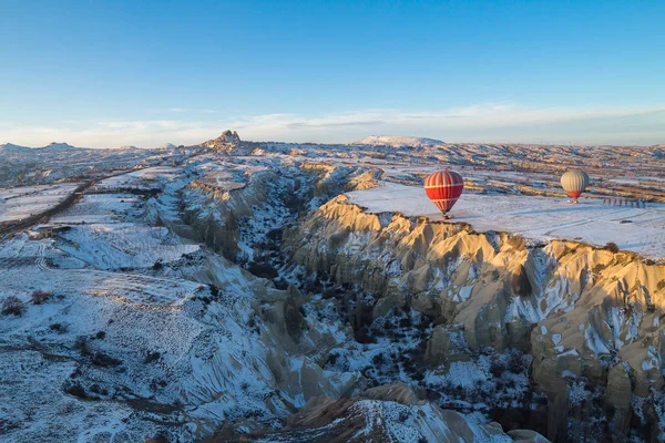 Hőlégballonok átrepülnek Cappadocia. — Stock Fotó