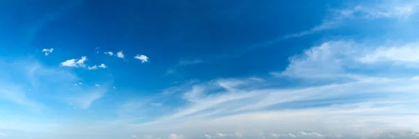 Bulut ile panoramik gökyüzü. — Stok fotoğraf