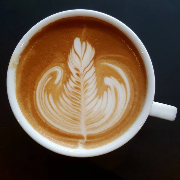 Pohled shora na hrnek kávy latte art — Stock fotografie