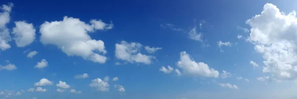 화창한 날에 파노라마 하늘. — 스톡 사진
