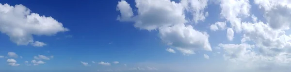 Панорамное небо в облачный день . — стоковое фото