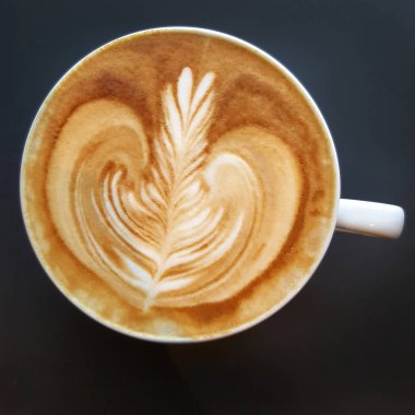 Latte sanat kahve bir fincan Üstten Görünüm.